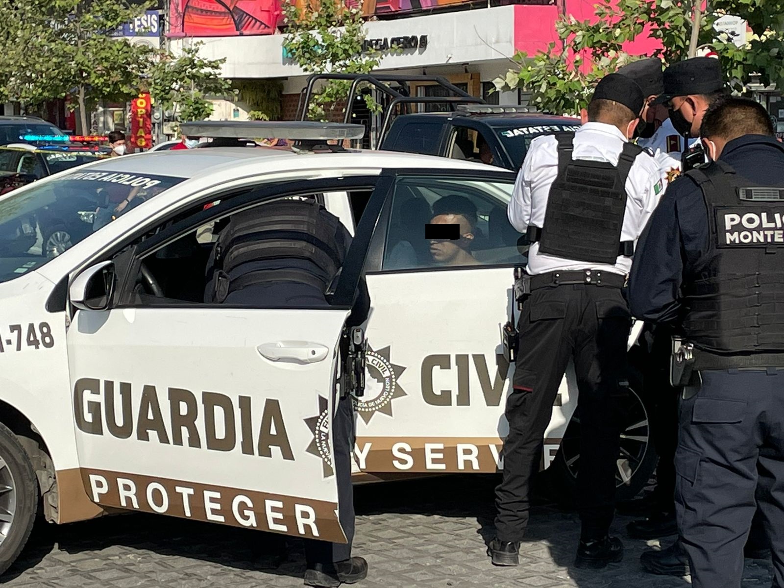 Hombre provoca movilización al intentarse lanzar de 7 metros de altura; está a salvo 
