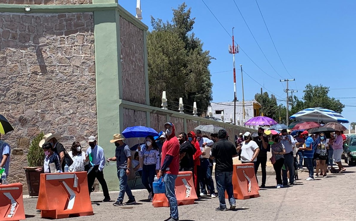 Maestros esperan que la vacunación les permita volver a grupo en los próximos meses