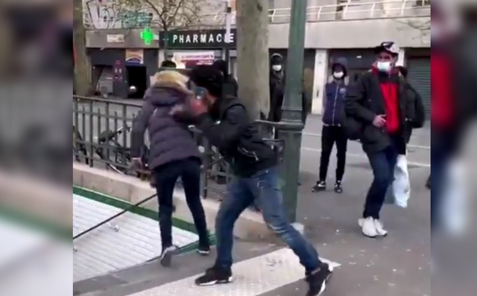 Hombre empuja a mujer por escaleras del metro en Francia y lo deportan a España