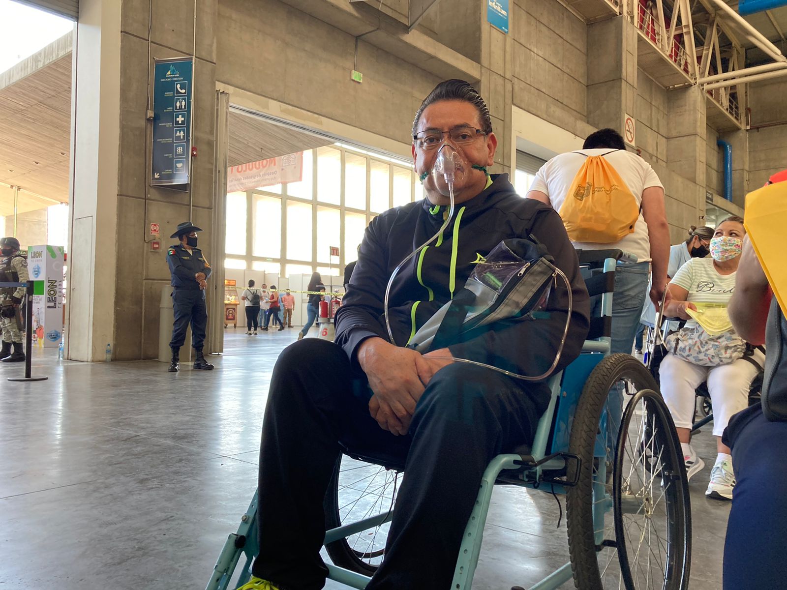 Maestro venció al Covid, con respirador acude a vacunarse: Regresará a clases