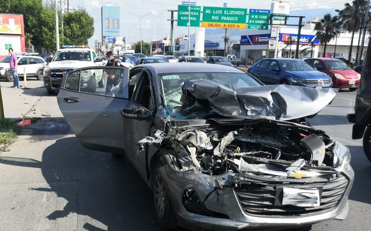 Conductor se distrae al volante y se impacta contra camioneta estacionada en Garza Sada