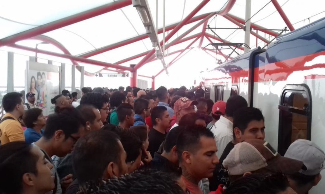 Falla en la Línea 2 del Metro deja varados a usuarios en la estación Sendero