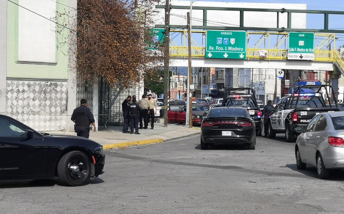 Atacan a balazos a un hombre dentro de oficinas de préstamos en Monterrey