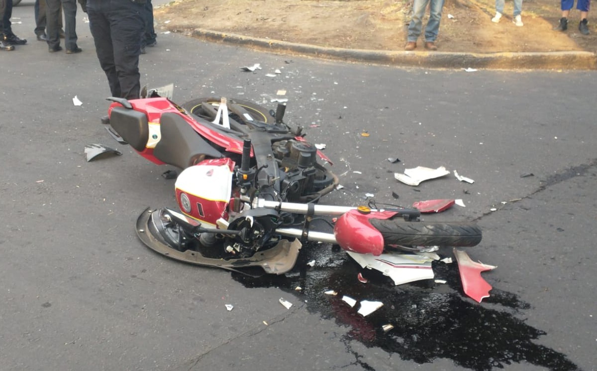 Motociclista resulta lesionada tras choque contra automovilista
