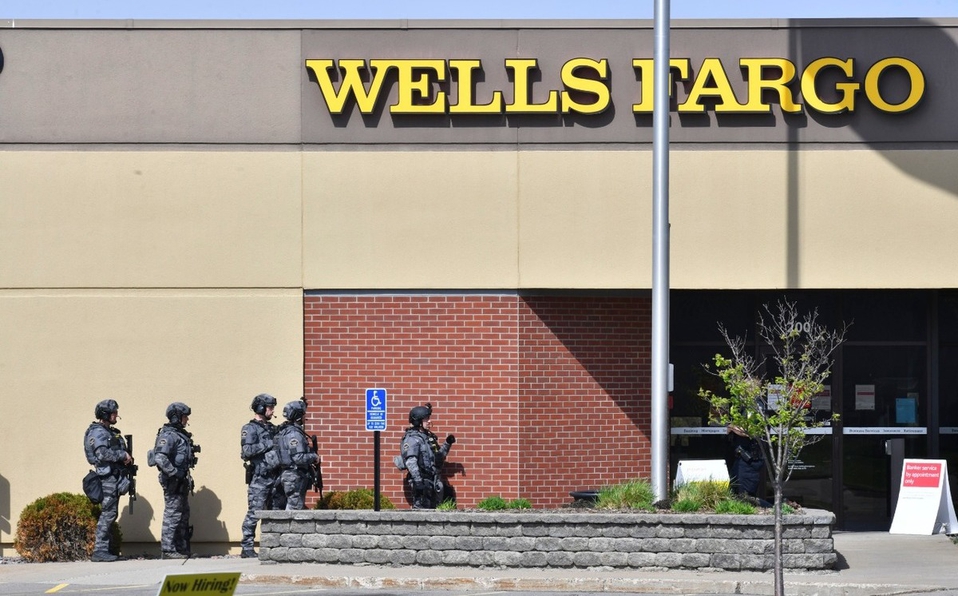 Asaltantes toman a rehenes tras intento de robo a banco en Minnesota