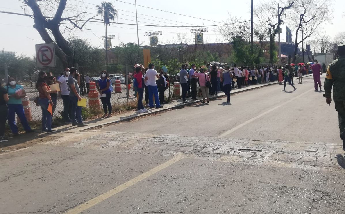 Médicos y paramédicos de farmacias acuden a vacunarse contra el Covid-19 en Hospital Militar
