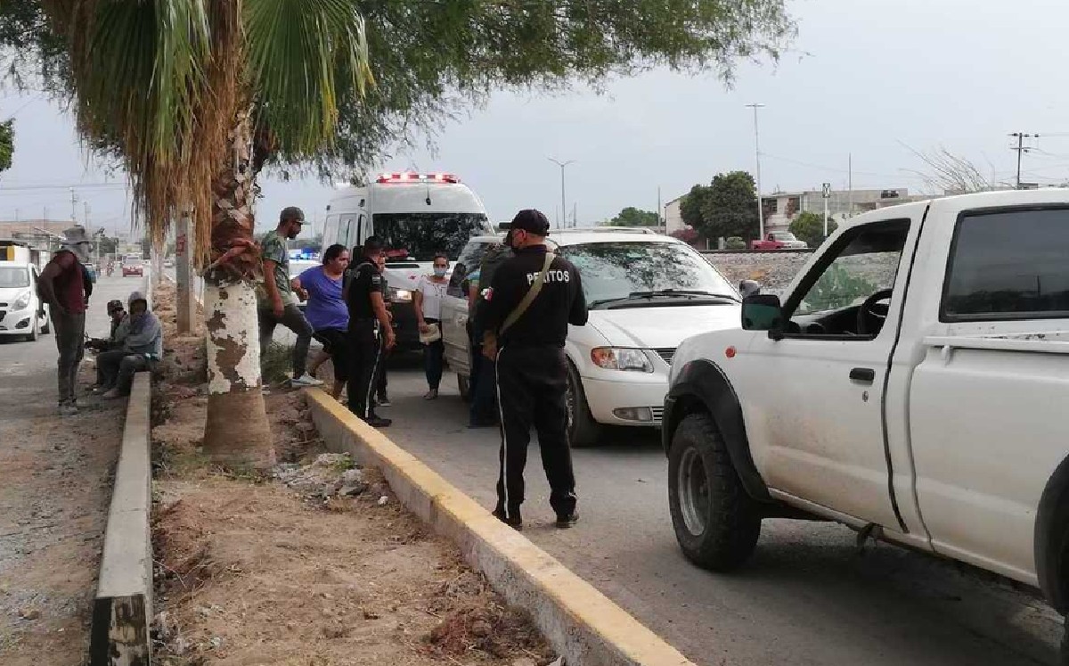 Camioneta arrolla a joven mujer que intentaba cruzar la calle en Gómez Palacio