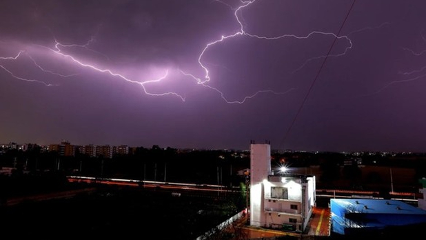Drones 'siembran' electricidad en las nubes para provocar lluvia ante sequías en Emiratos Árabes Unidos