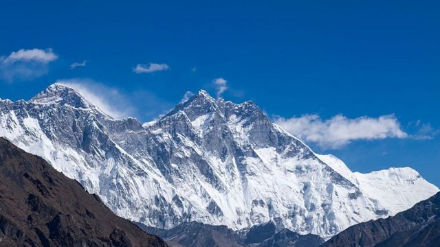 Guía sherpa rompe su propio récord al escalar el Everest por vigésima quinta vez