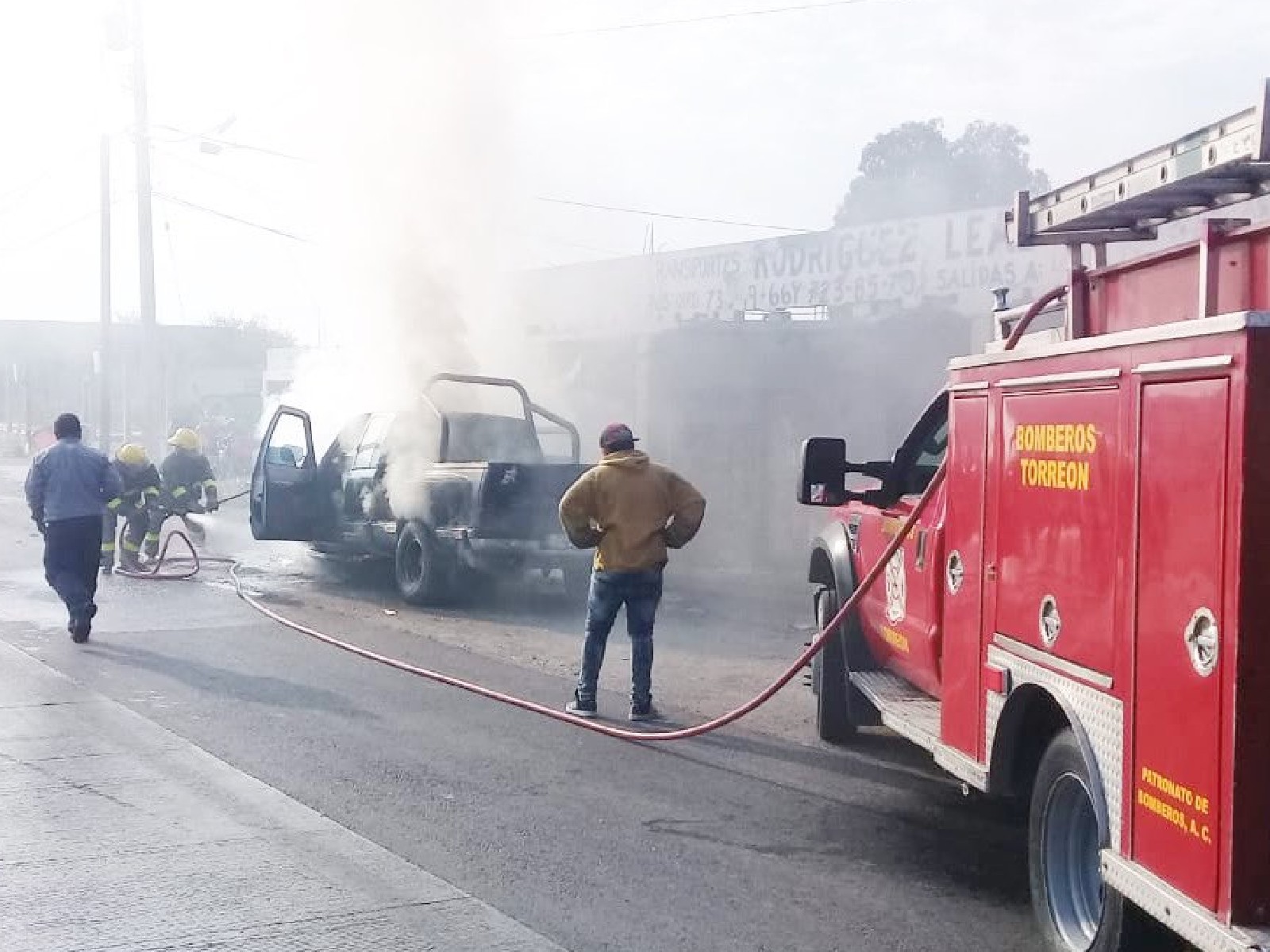 Se registra incendio de camioneta tras falla en la Torreón-Matamoros
