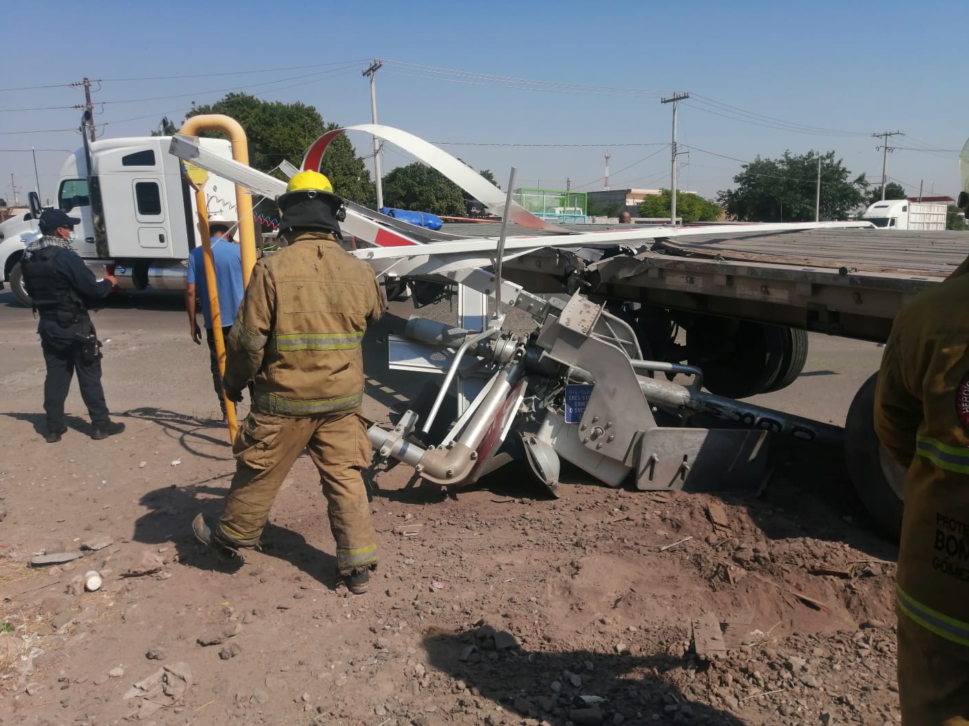 Trailero intenta ganarle el paso al tren en Gómez Palacio y es embestido