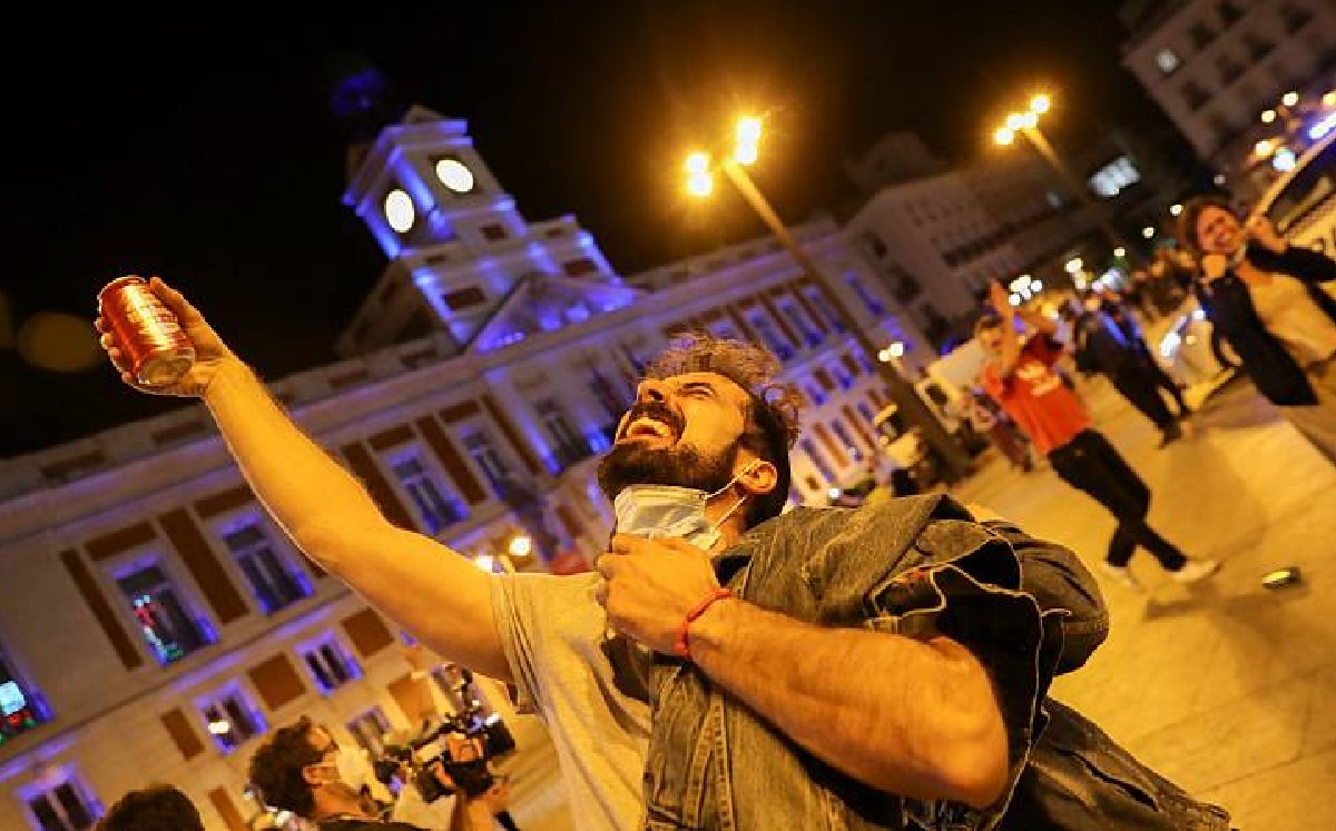 Miles de personas salen a las calles; festejan el fin del estado de alarma