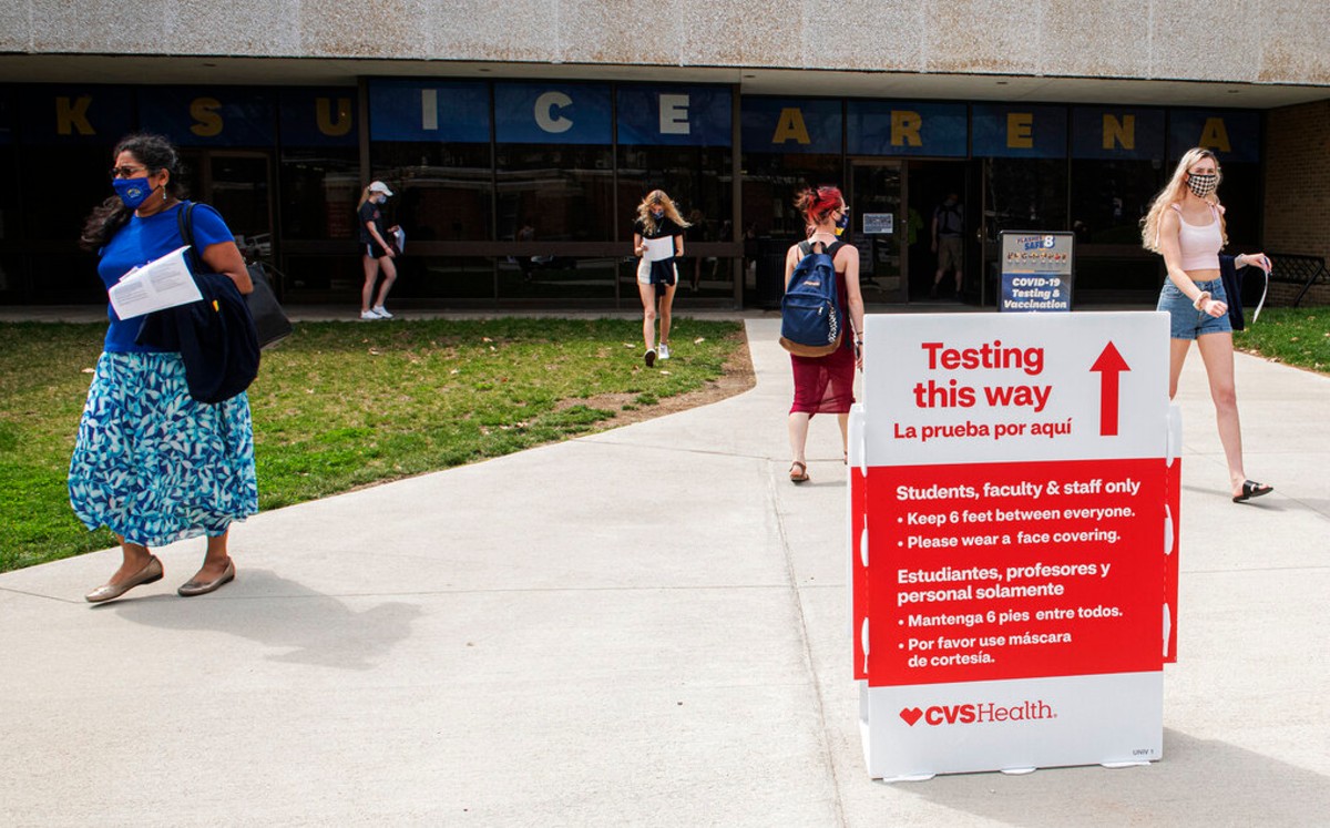 Pese a vacunación, universidades de EU endurecen medidas sanitarias por Covid-19