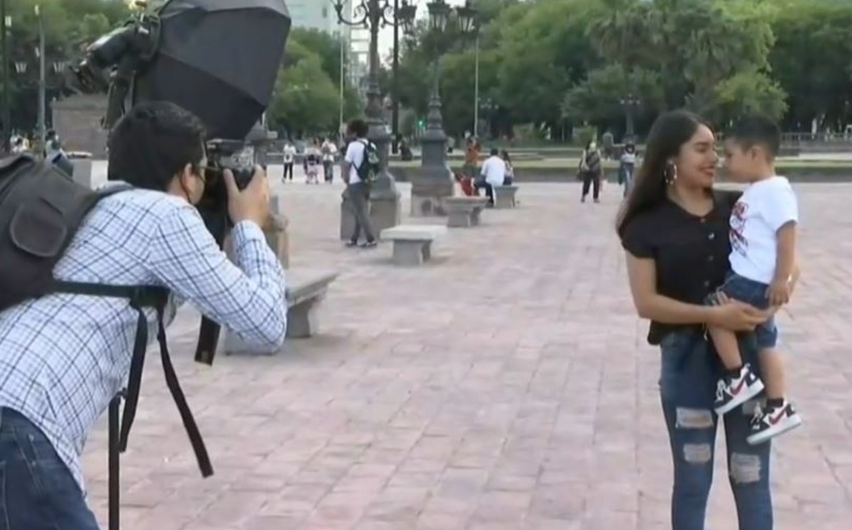 Jóvenes toman fotos profesionales gratis por el Día de las Madres en el Centro de Monterrey