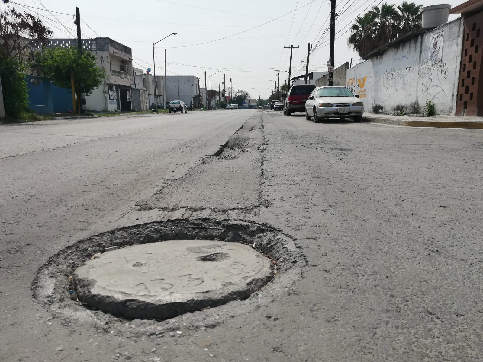 Hundimientos afectan avenida principal en la colonia Unidad Habitacional Independencia