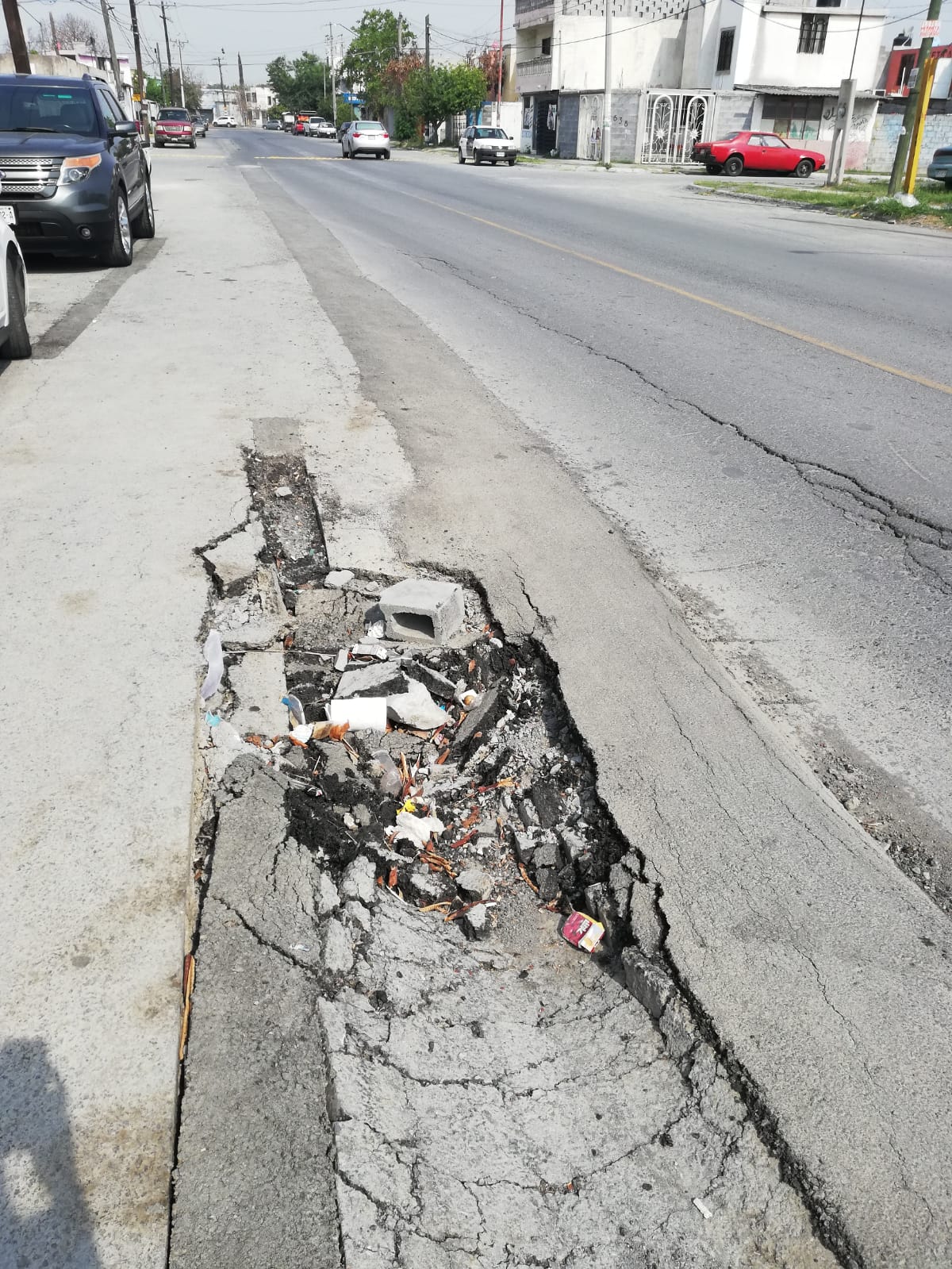 Hundimientos afectan avenida principal en la colonia Unidad Habitacional Independencia