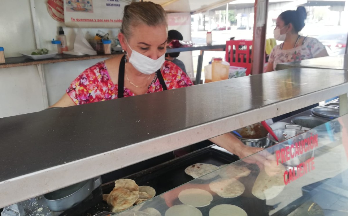 Madre pone puesto de tacos para sacar adelante a sus hijos 