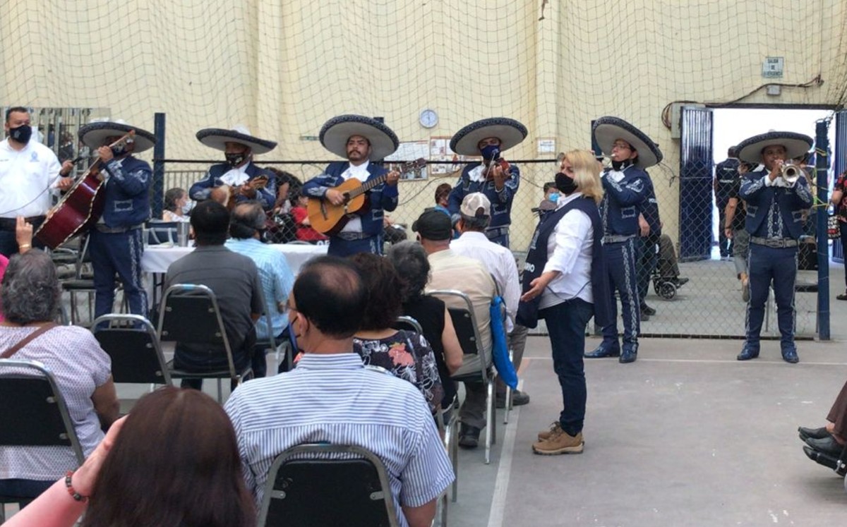 Llevan mariachi a madres en módulo de vacunación contra Covid-19 en Santa Catarina