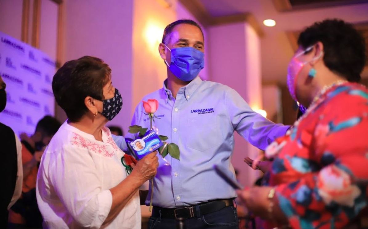 Se compromete Fernando Larrazabal a implementar seguro popular
