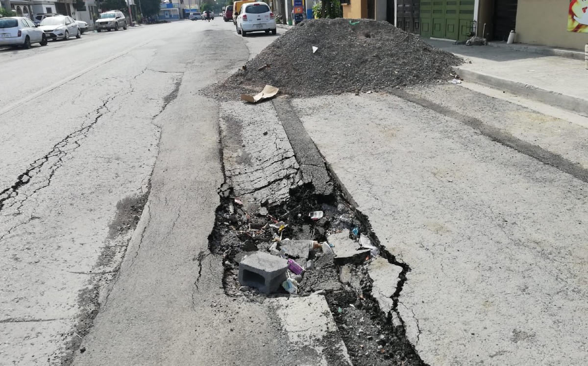 Hundimientos afectan avenida principal en la colonia Unidad Habitacional Independencia
