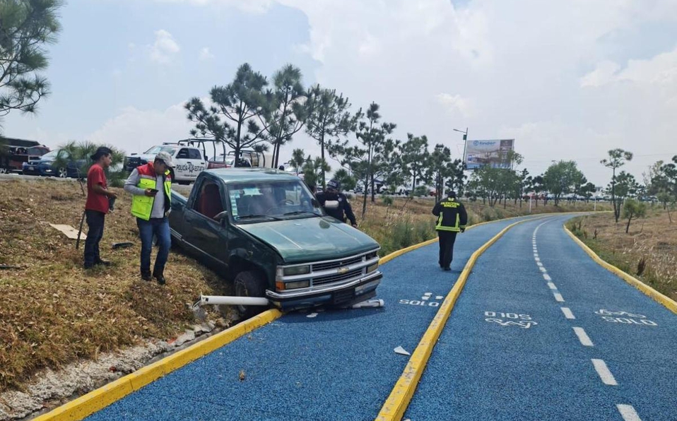 Abandonan camioneta en ciclovía del Periférico