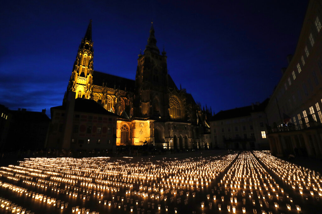Checos encienden casi 30 mil velas para víctimas de pandemia