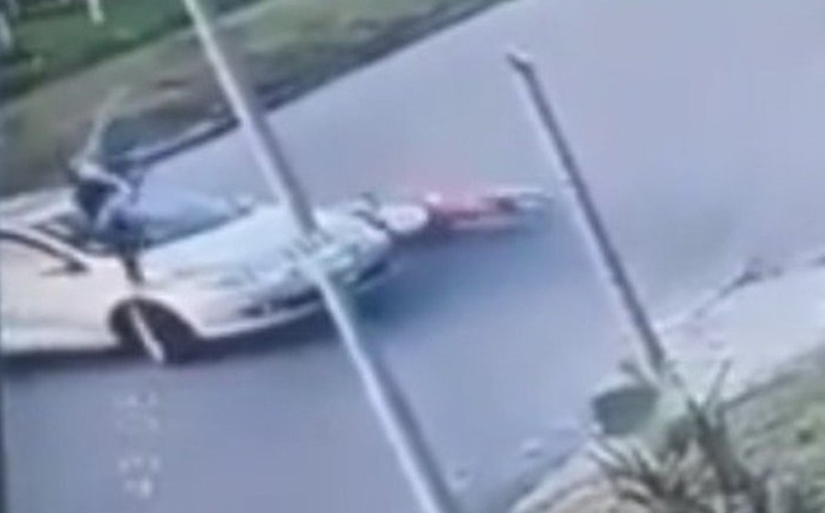 VIDEO: Motociclista choca y resulta casi ileso a pesar de no portar casco