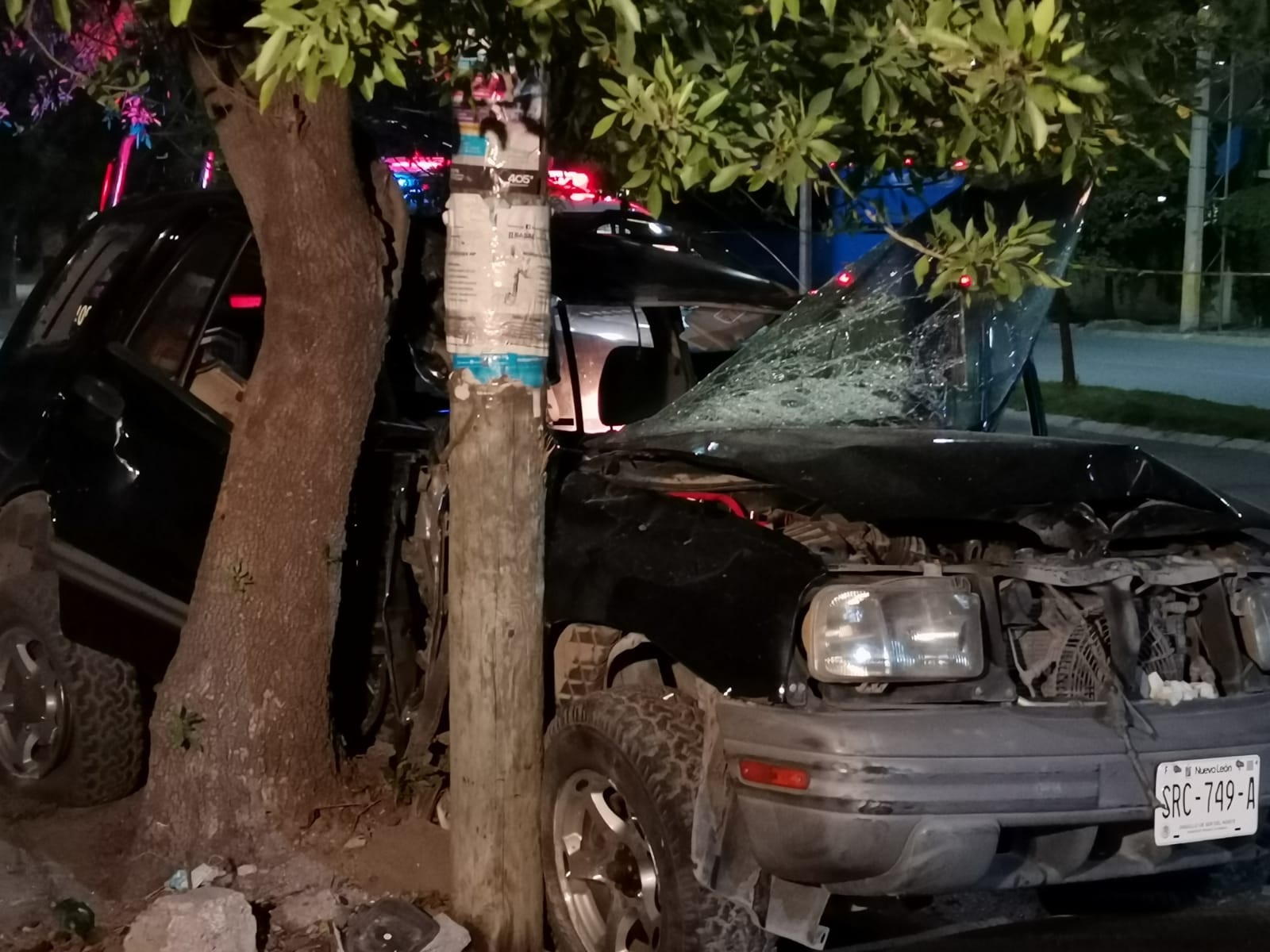 Jóvenes quedan prensados tras fuerte accidente en la colonia Pueblo Nuevo