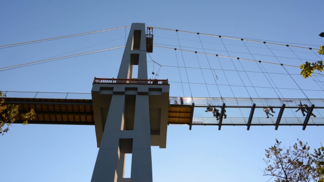 Turista queda varado tras colapso de puente de vidrio por fuertes viento en China