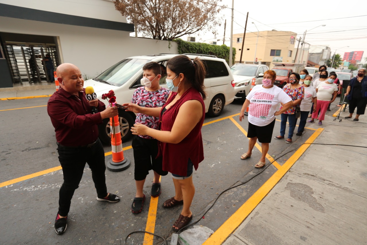 Festejan a mamá con 'Un Millón de Rosas'
