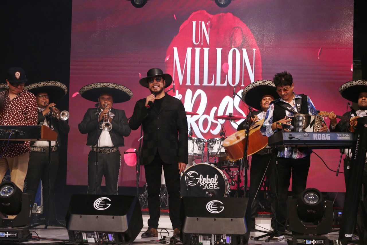 Festejan a mamá con 'Un Millón de Rosas'