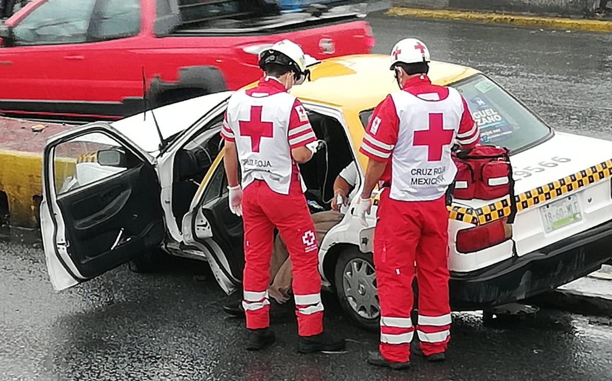 Taxista resulta lesionado tras estrellarse sobre la avenida Fidel Velázquez