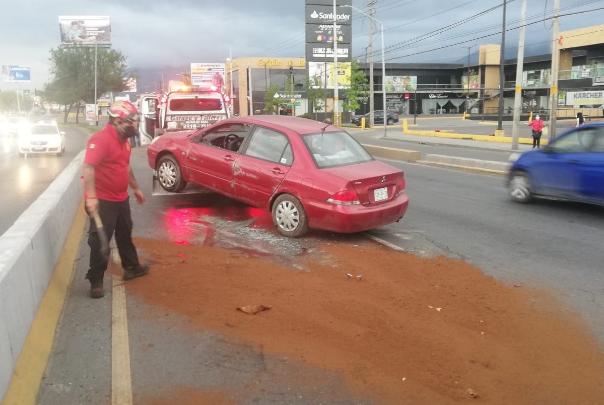 Joven pierde el control al volante y se sube a camellón en la avenida Revolución 