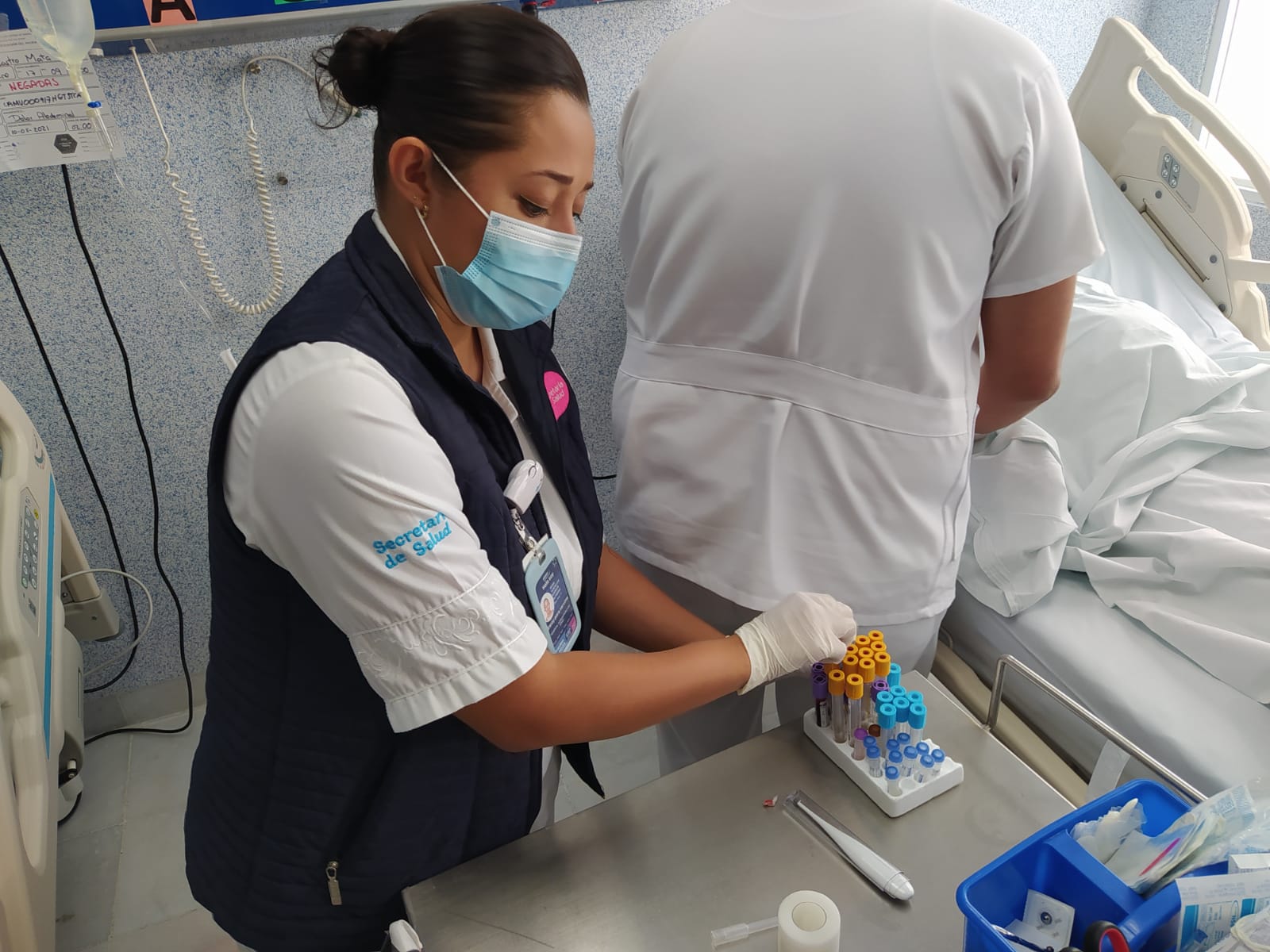 Enfermeros siguen cuidando a pacientes pese a la pandemia Enfermeros siguen cuidando a pacientes pese a la pandemia