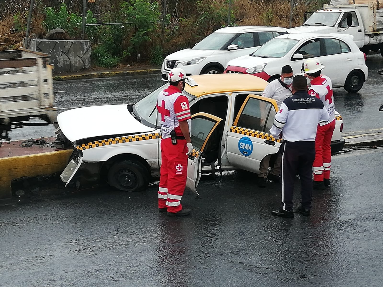 Taxista resulta lesionado tras estrellarse sobre la avenida Fidel Velázquez