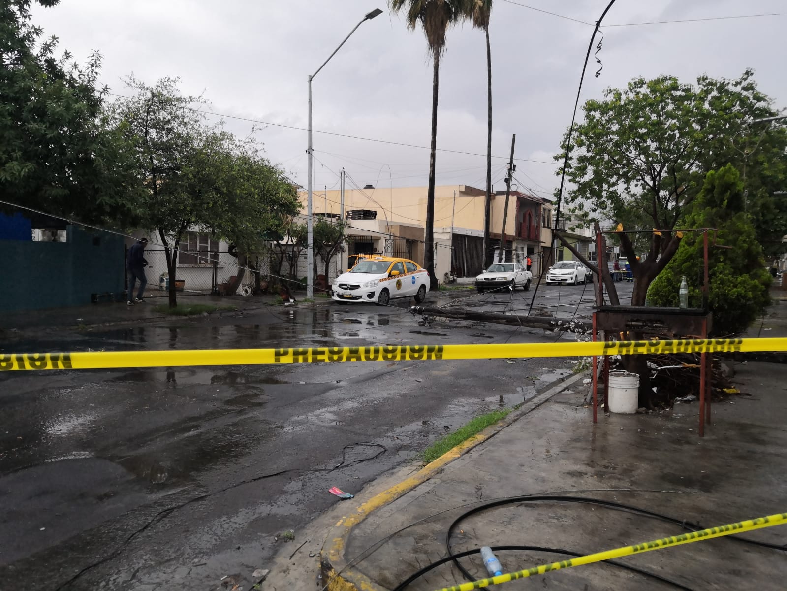 Camioneta choca y derriba poste en la colonia Francisco Garza Sada