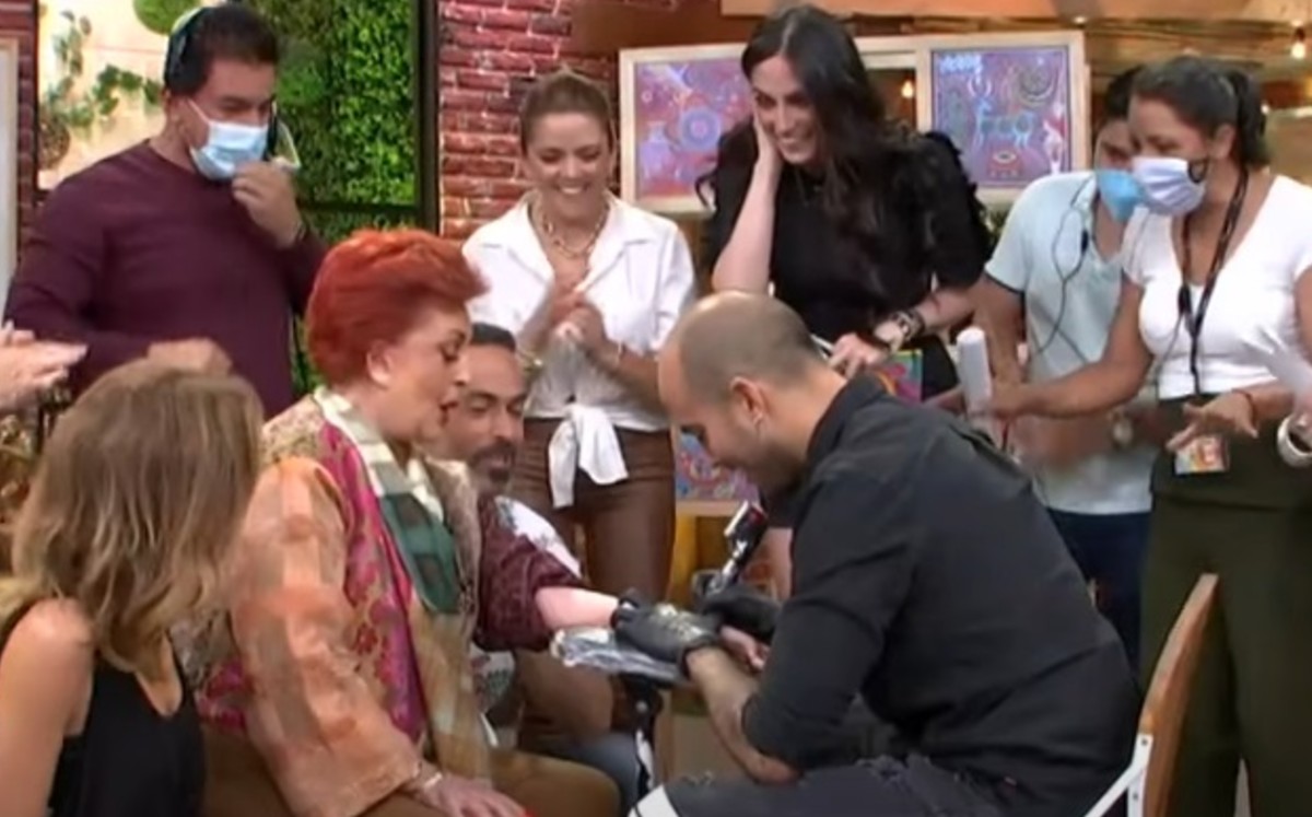 Talina Fernández se tatúa por primera vez a sus 76 años; le llueven críticas