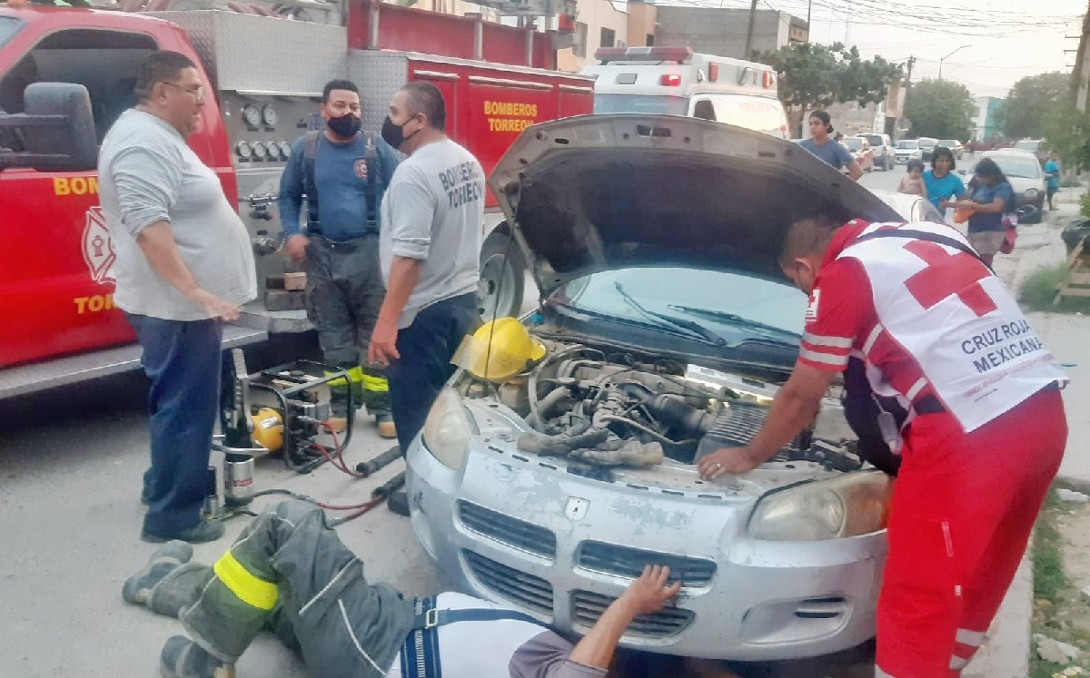 Por jugar a las escondidas, niño queda atrapado bajo auto en Torreón