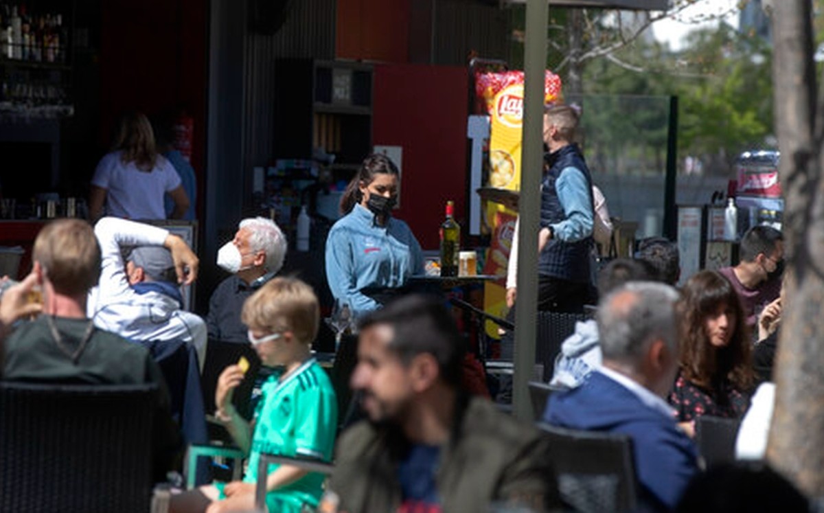 En España, muertes semanales por covid bajaron 90%