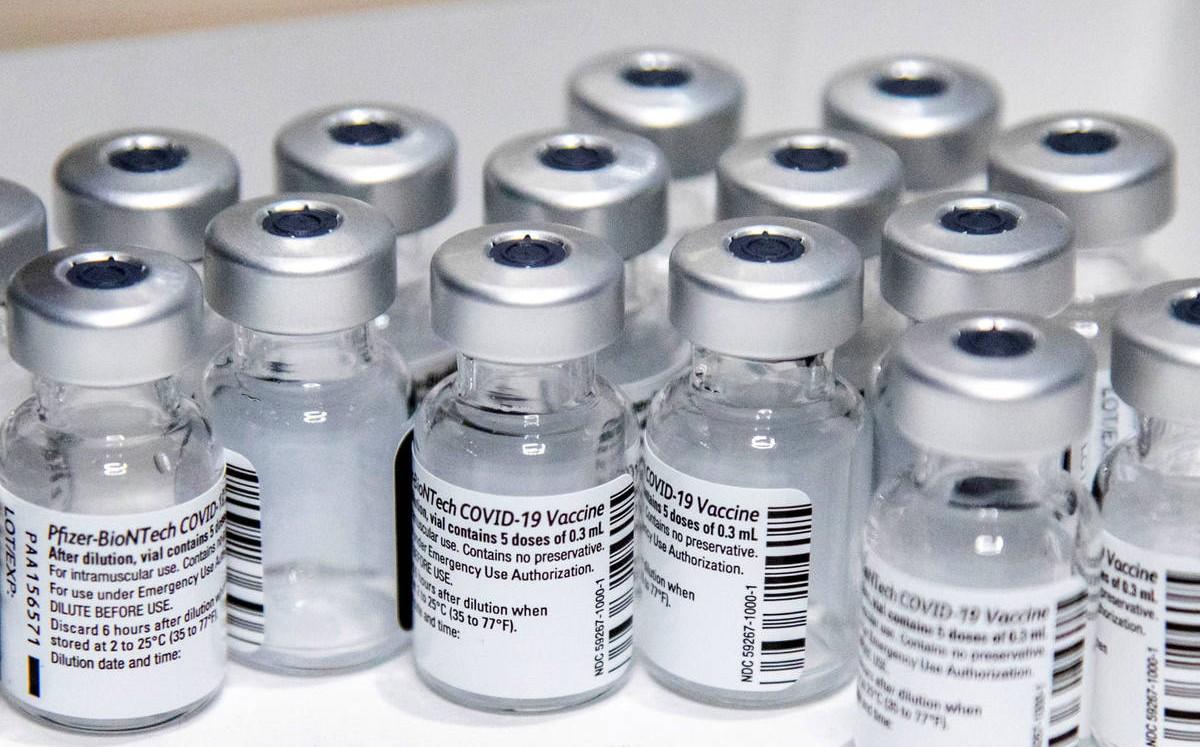 Vacunados pueden quitarse cubrebocas en espacios cerrados: CDC
