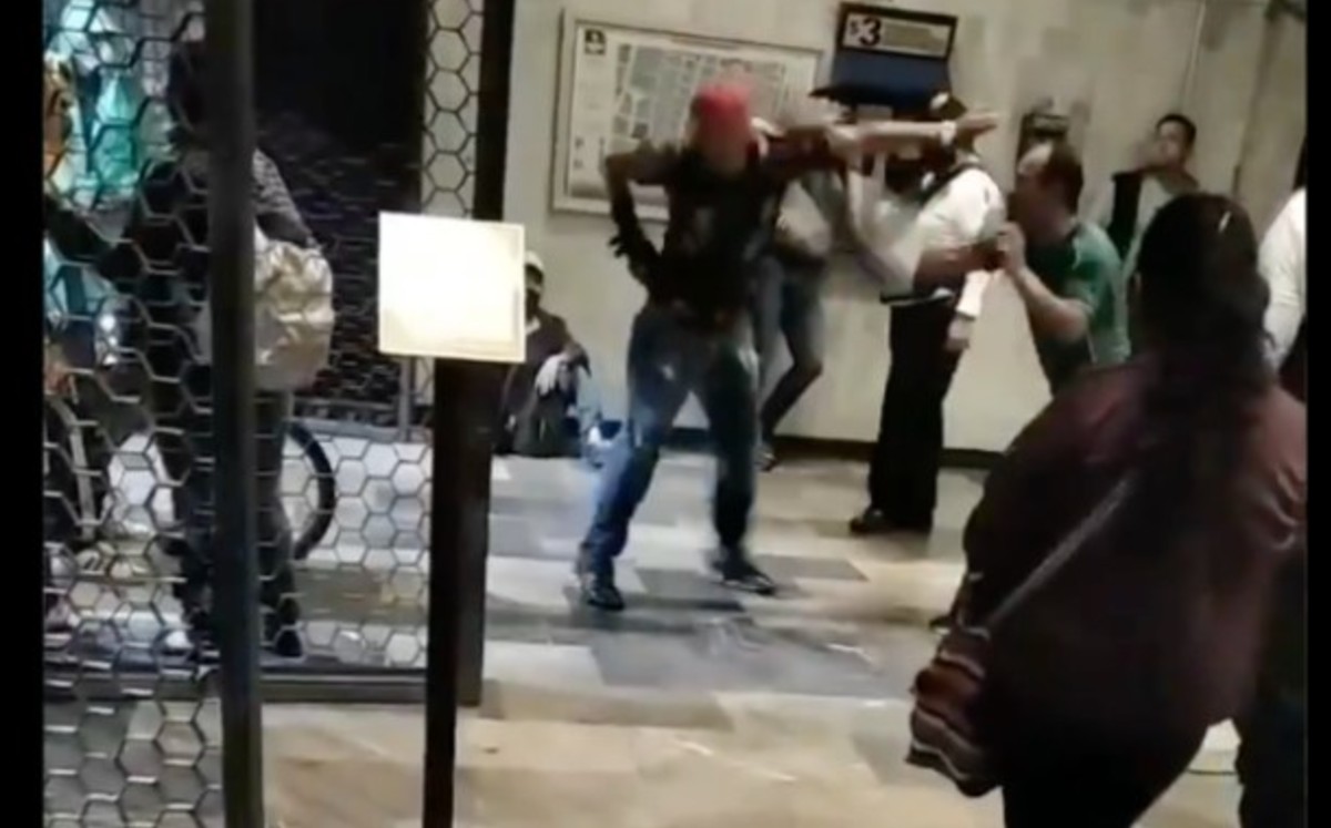 Sujetos se pelean en la estación Guerrero del Metro con navajas; policías no intervinieron