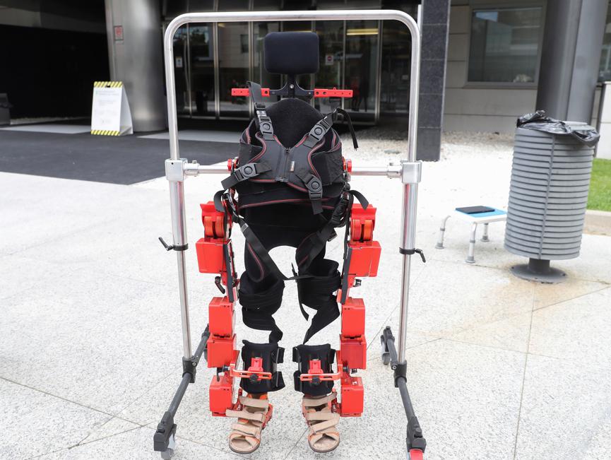 Terminan el primer exoesqueleto pediátrico en el mundo