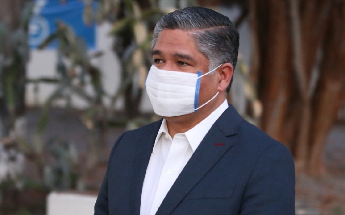 Víctor Fuentes entrega 60 testamentos a familias