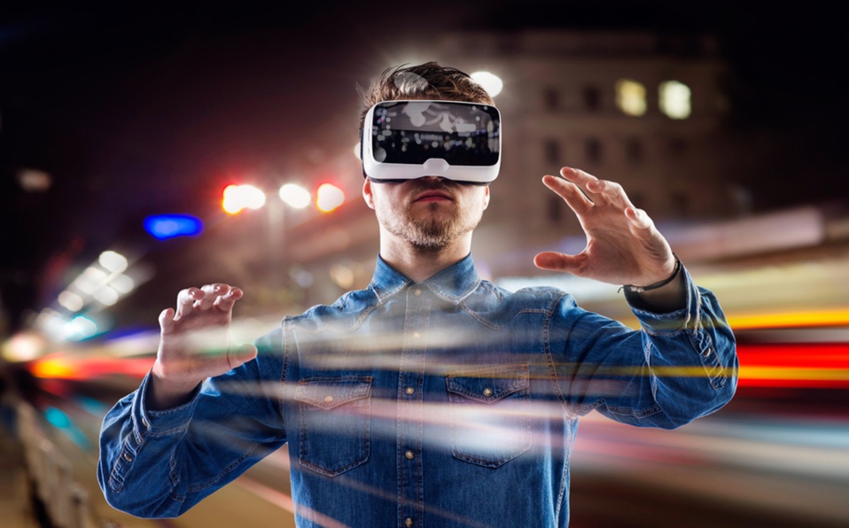 Hombre mayor prueba la realidad virtual por primera vez y termina estrellado en la pared; caso se hace viral
