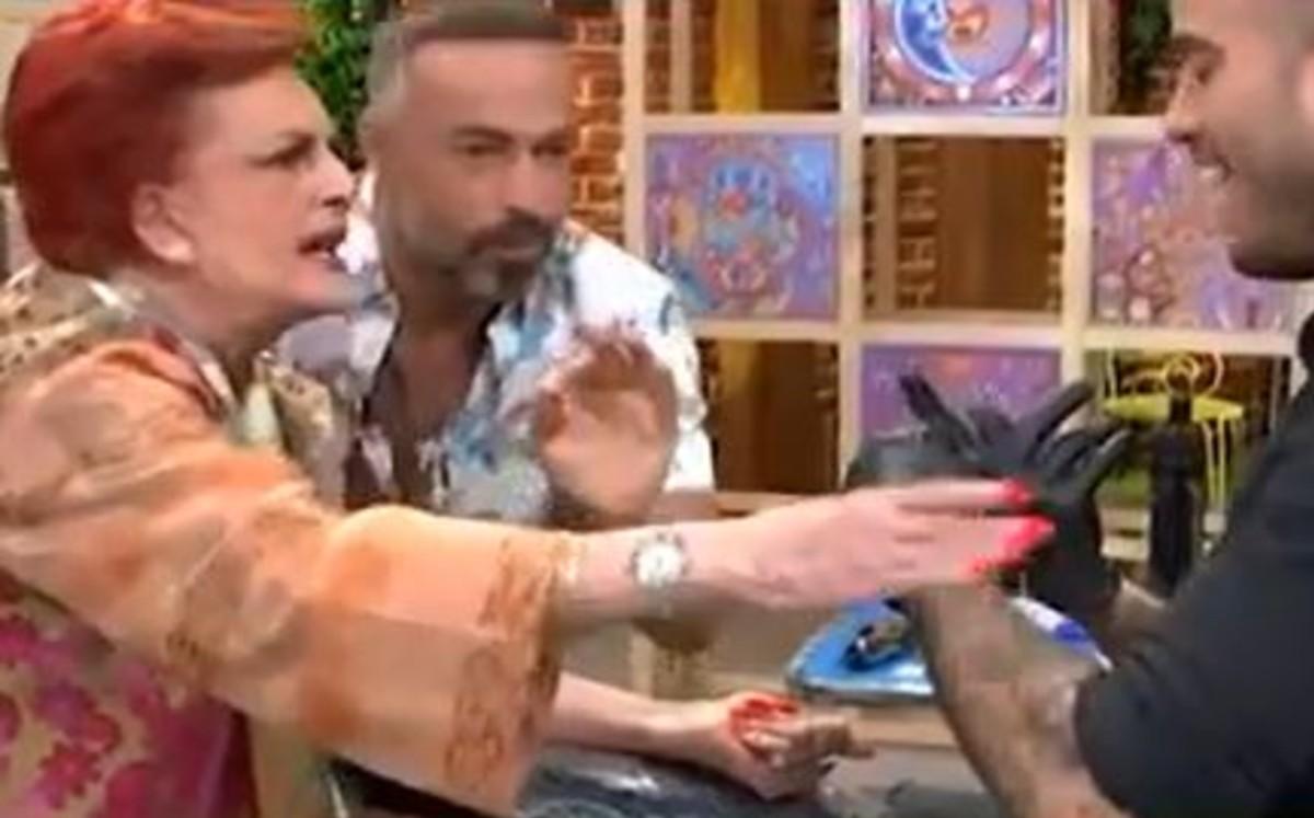 Talina Fernández se tatúa en pleno programa en vivo (VIDEO)