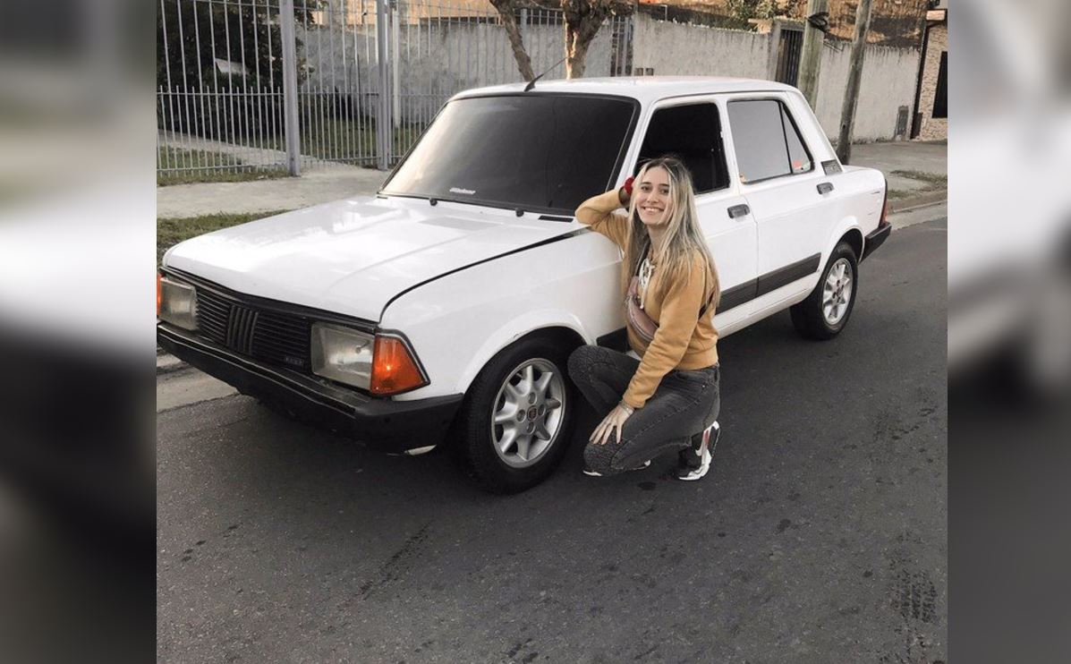 Joven cumple su sueño de comprarse un auto; lo comparte en redes y recibe burlas
