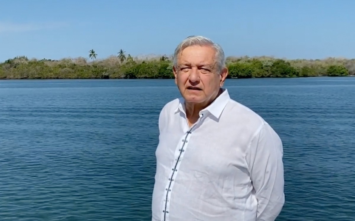 AMLO felicita a profesores en su día
