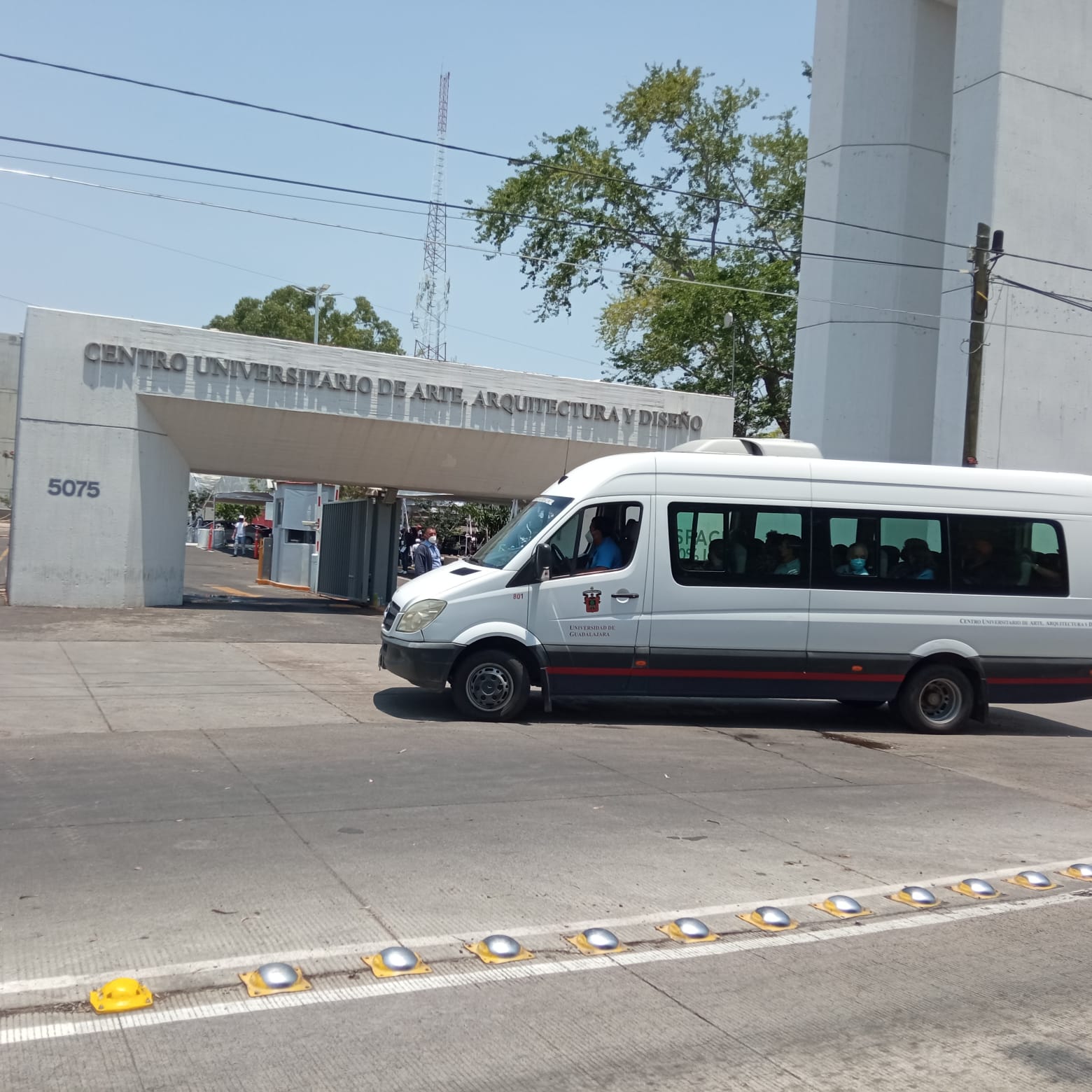 Adultos mayores lograron vacunarse en el CUAAD a pesar de cierre de módulos