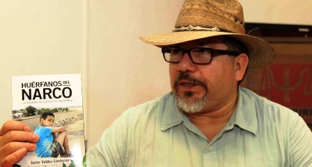 Develan familiares busto de Javier Valdez a cuatro años de su asesinato
