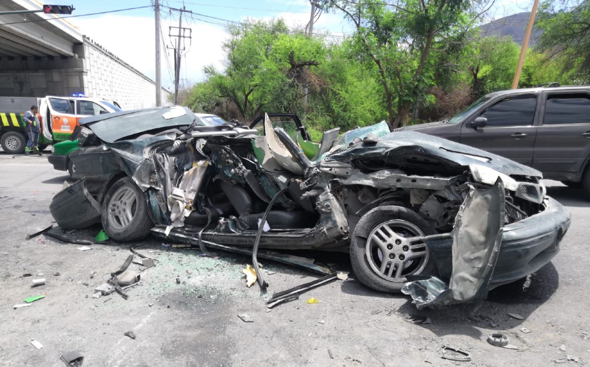 Auto es aplastado por un tráiler en el Libramiento Noroeste; pareja se salva de morir